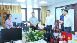 Chủ tịch UBND tỉnh Bắc Ninh Vương Quốc Tuấn thăm, động viên cán bộ, công chức làm việc tại Tòa nhà liên cơ quan mới